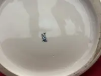 Paire de vases à couvercle en porcelaine. Capodimonte début 20ème siècle