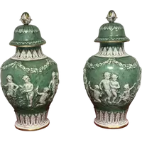 Paire de vases à couvercle en porcelaine. Capodimonte début 20ème siècle