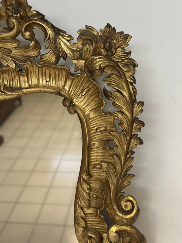 Specchiera con cornice in legno intagliato e dorato. Lombardia XVIII secolo