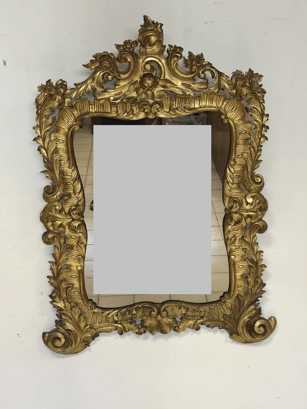 Specchiera con cornice in legno intagliato e dorato. Lombardia XVIII secolo