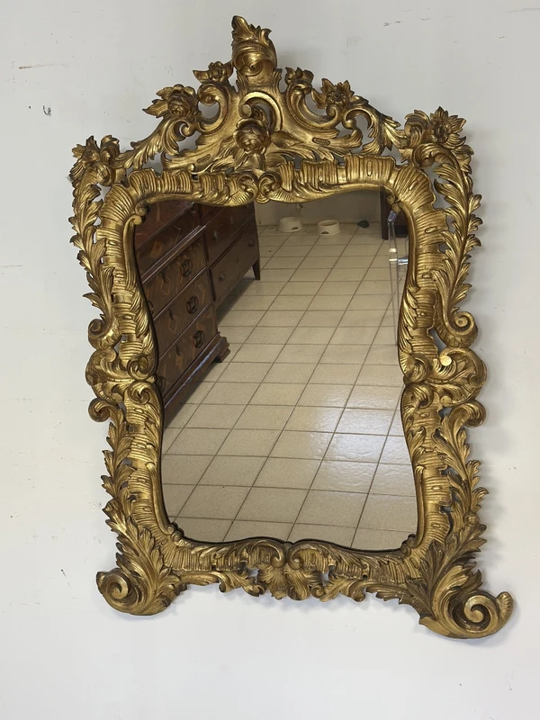 Specchiera con cornice in legno intagliato e dorato. Lombardia XVIII secolo