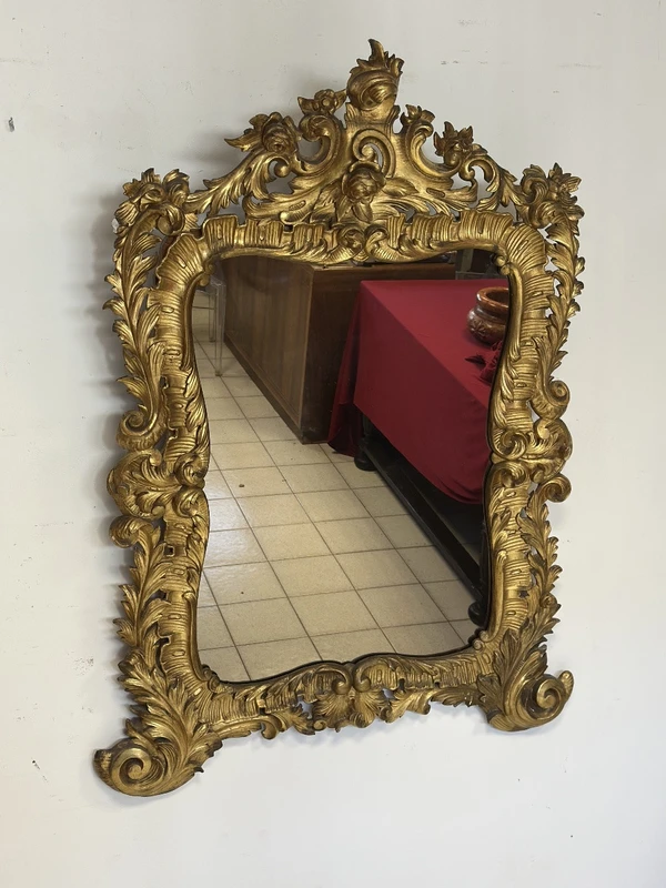 Specchiera con cornice in legno intagliato e dorato. Lombardia XVIII secolo