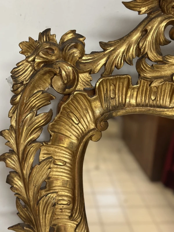Specchiera con cornice in legno intagliato e dorato. Lombardia XVIII secolo