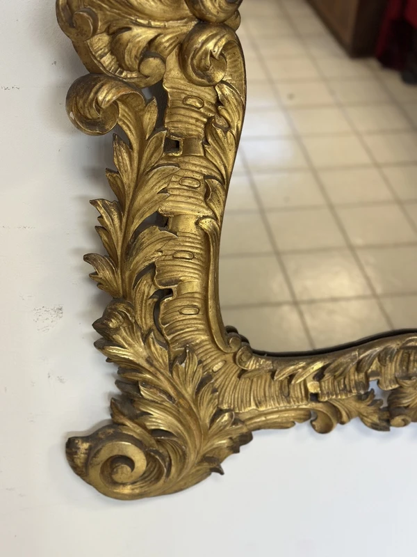 Specchiera con cornice in legno intagliato e dorato. Lombardia XVIII secolo