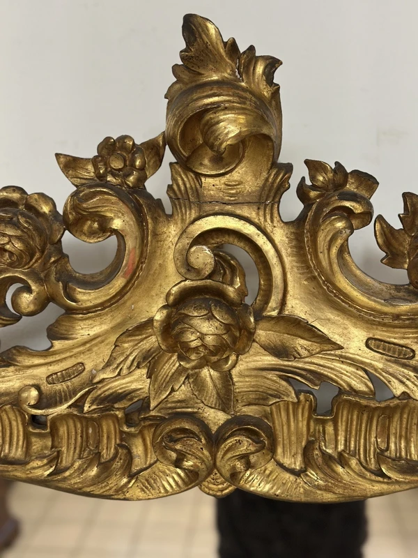 Specchiera con cornice in legno intagliato e dorato. Lombardia XVIII secolo