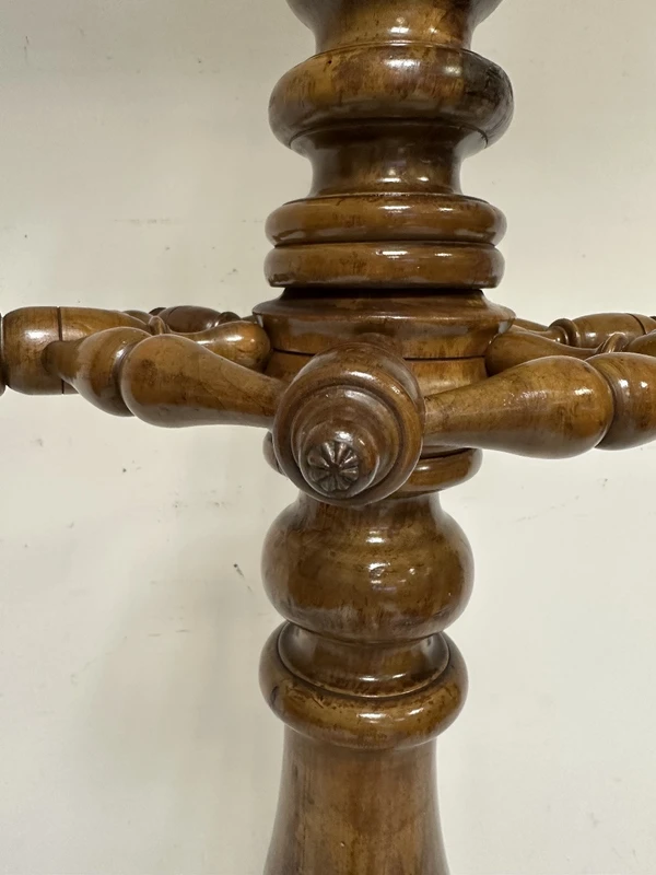 Porte-bobine en noyer, 19e siècle.