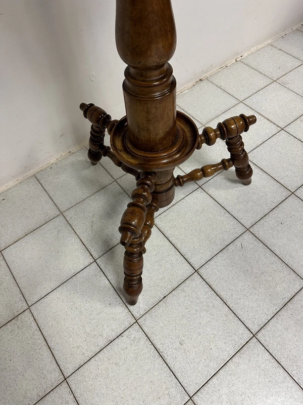 Porte-bobine en noyer, 19e siècle.