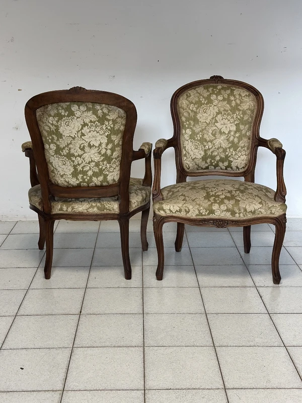 Paire de fauteuils Louis Philippe en noyer. XIXème siècle