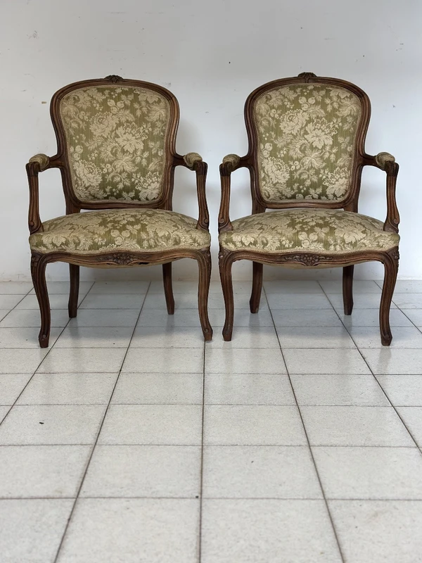 Paire de fauteuils Louis Philippe en noyer. XIXème siècle
