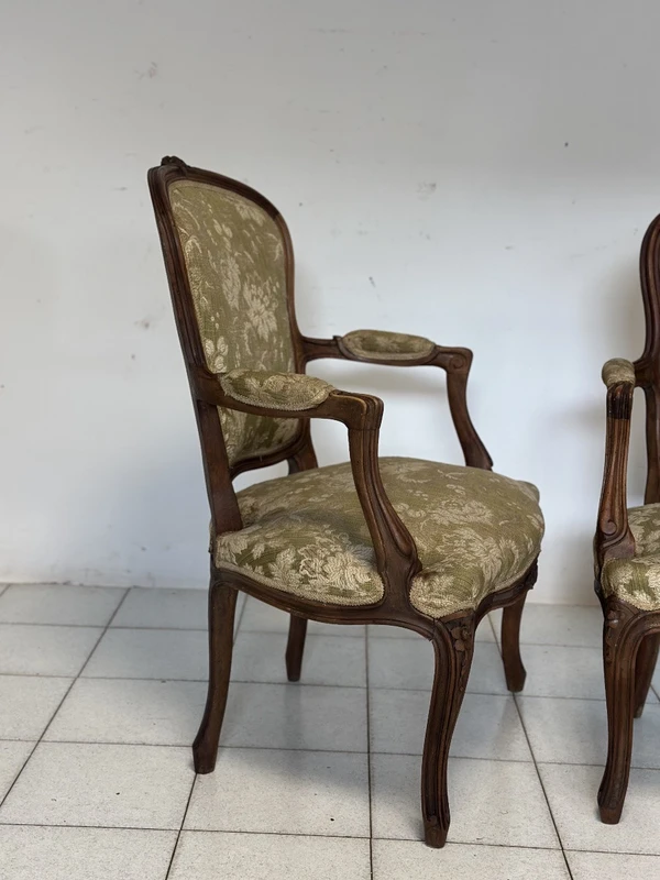 Paire de fauteuils Louis Philippe en noyer. XIXème siècle