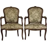 Paire de fauteuils Louis Philippe en noyer. XIXème siècle