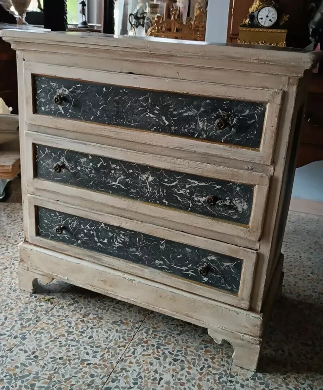 Petite commode laquée du 17ème siècle en Toscane