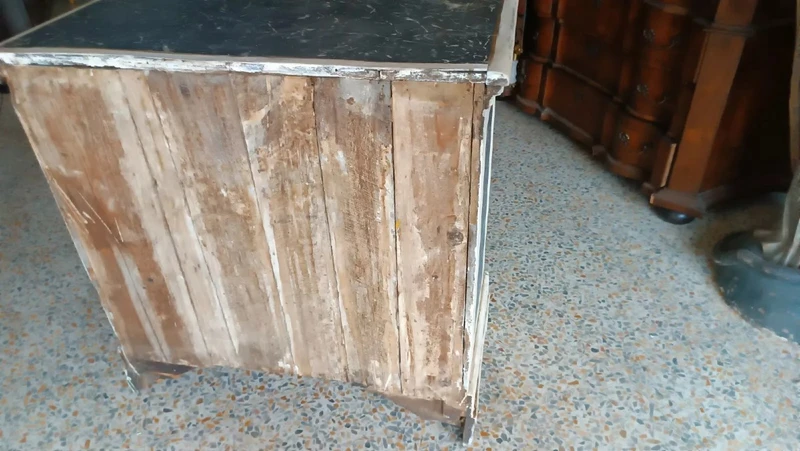 Petite commode laquée du 17ème siècle en Toscane