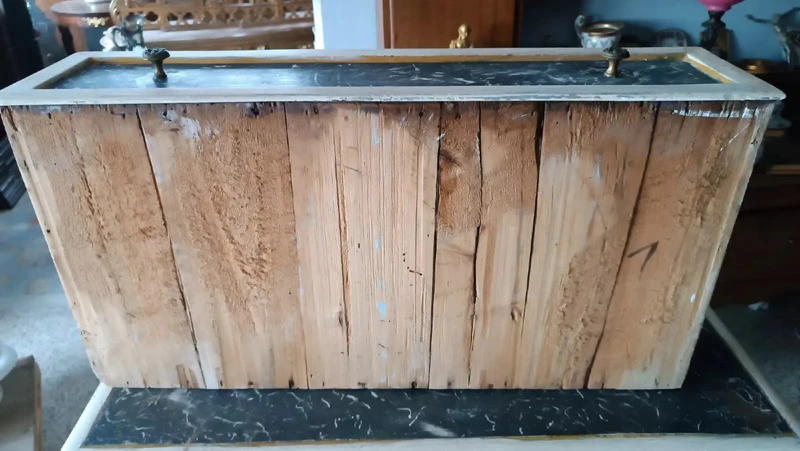 Petite commode laquée du 17ème siècle en Toscane