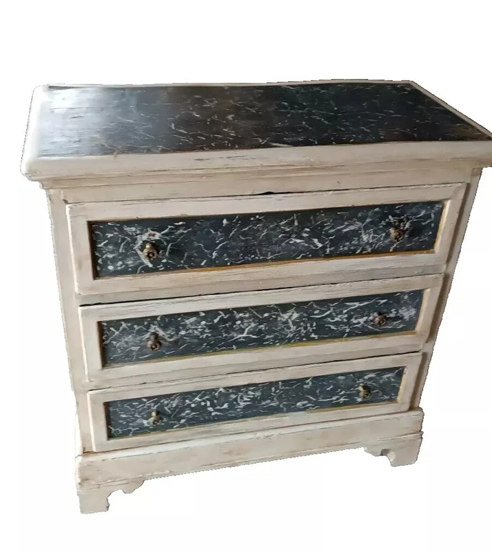 Petite commode laquée du 17ème siècle en Toscane