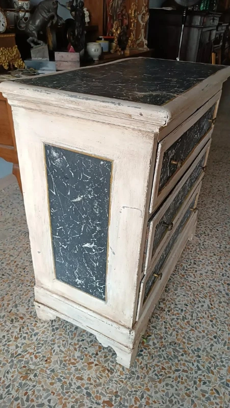 Petite commode laquée du 17ème siècle en Toscane