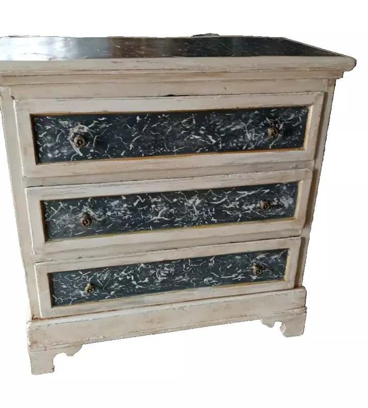 Petite commode laquée du 17ème siècle en Toscane