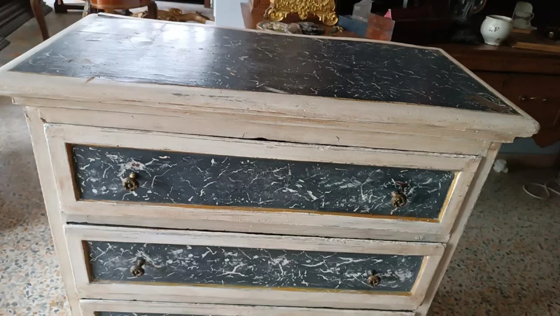 Petite commode laquée du 17ème siècle en Toscane