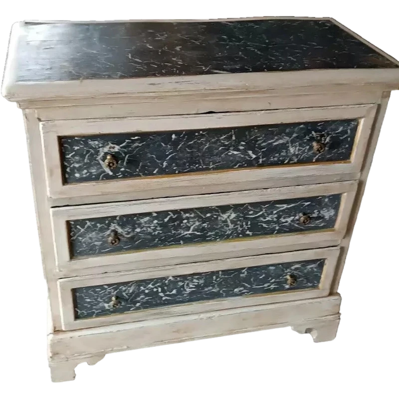 Petite commode laquée du 17ème siècle en Toscane