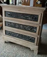 Petite commode laquée du 17ème siècle en Toscane