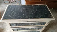 Petite commode laquée du 17ème siècle en Toscane