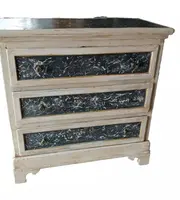 Petite commode laquée du 17ème siècle en Toscane