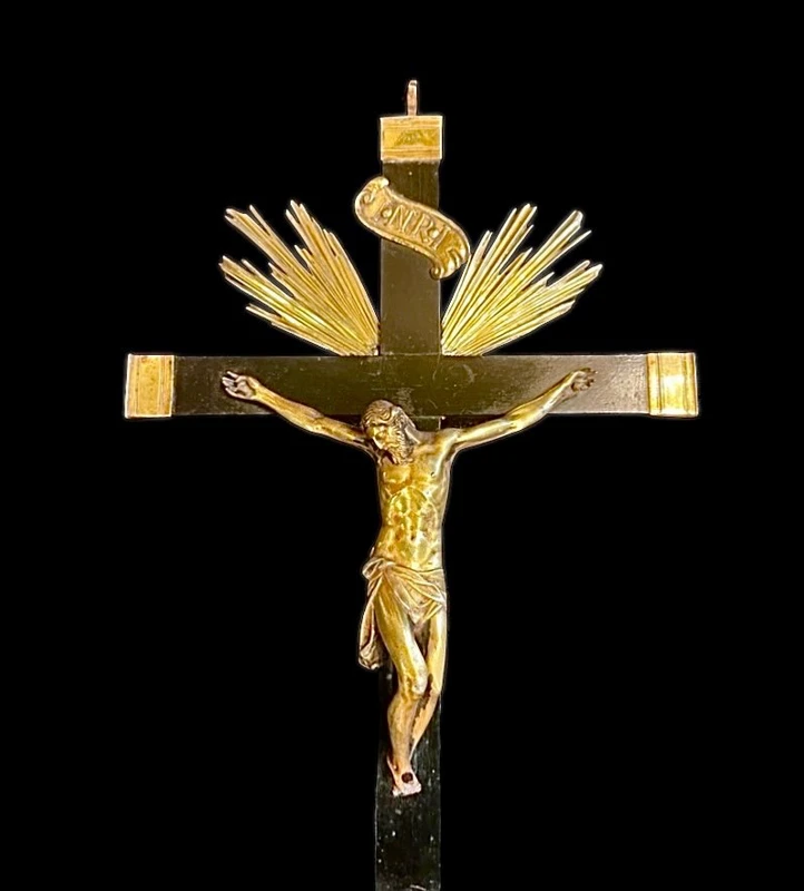 Crocifisso in bronzo con modanature in argento e croce con base in ebano.