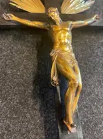 Crocifisso in bronzo con modanature in argento e croce con base in ebano.