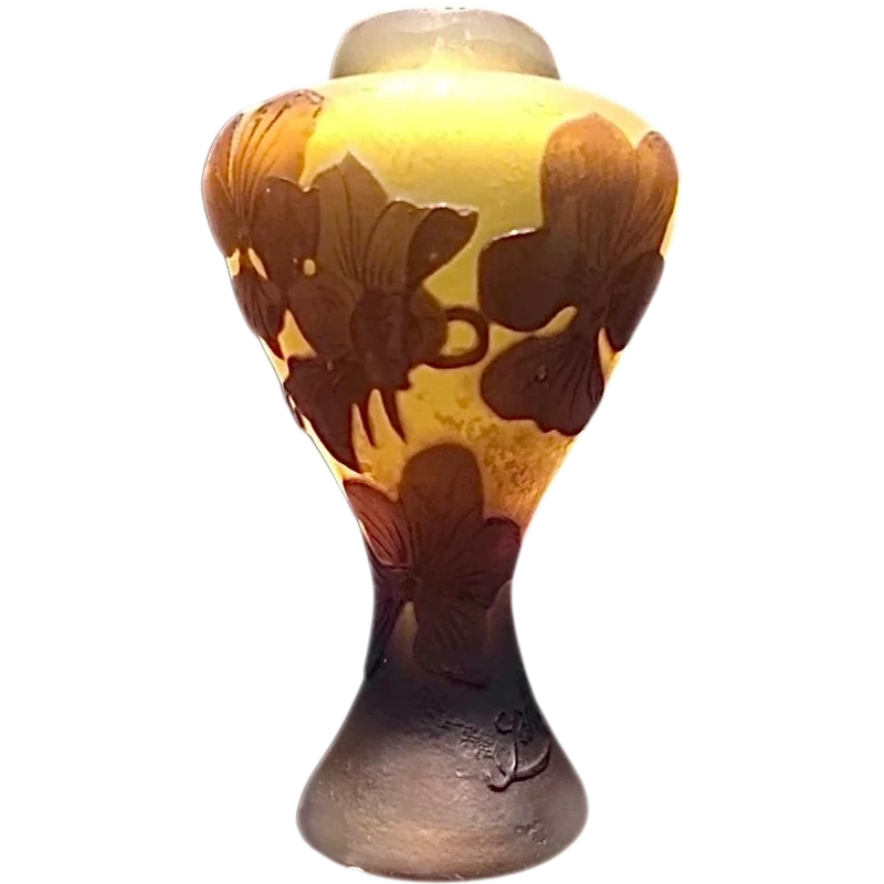 Jarre en verre gravé à l'acide avec une décoration florale art nouveau.