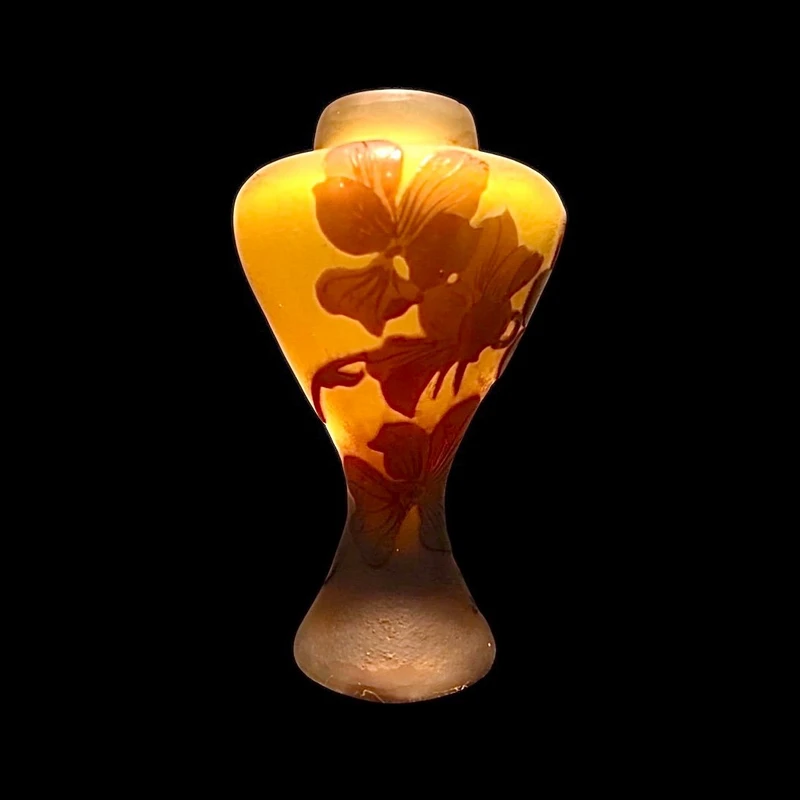 Jarre en verre gravé à l'acide avec une décoration florale art nouveau.