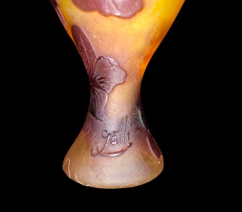 Jarre en verre gravé à l'acide avec une décoration florale art nouveau.