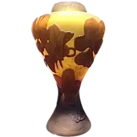 Jarre en verre gravé à l'acide avec une décoration florale art nouveau.