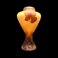 Jarre en verre gravé à l'acide avec une décoration florale art nouveau.