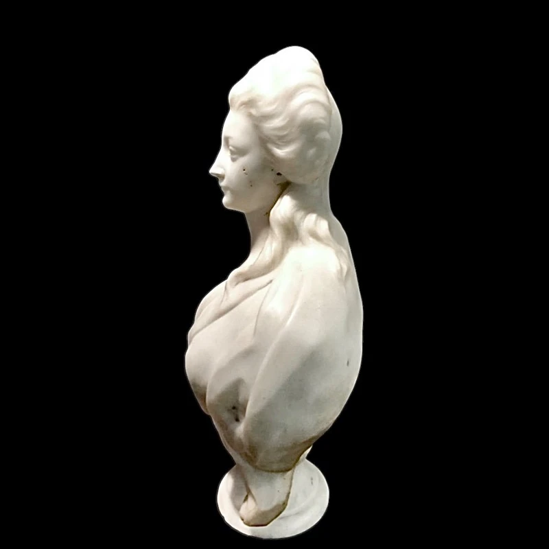 Sculpture en marbre représentant le buste d'une femme noble.