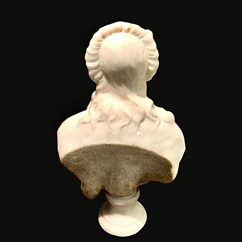 Sculpture en marbre représentant le buste d'une femme noble.
