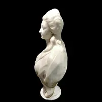 Sculpture en marbre représentant le buste d'une femme noble.