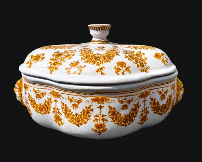 Majolica soup tureen. Decorated with floral motifs and festoons with masked sockets.Moustiers