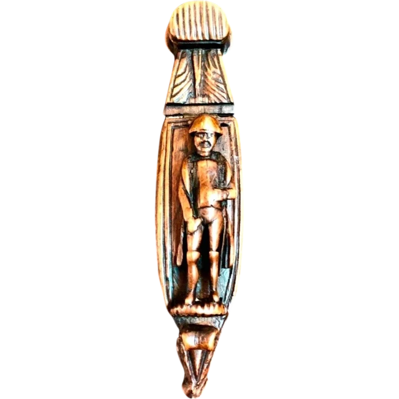 Tabacchiera in legno a forma di barca con Napoleone sul coperchio.Francia.