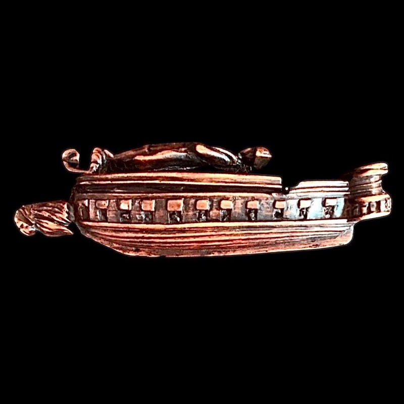 Tabacchiera in legno a forma di barca con Napoleone sul coperchio.Francia.