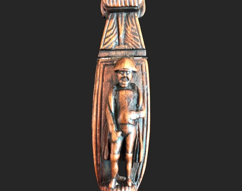 Tabacchiera in legno a forma di barca con Napoleone sul coperchio.Francia.