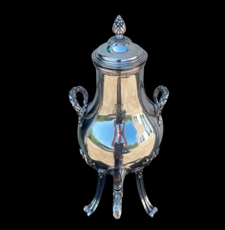 Samovar en bronze argenté avec anses en couronnes de feuilles et motifs végétaux art nouveau