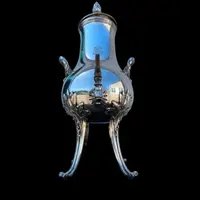 Samovar en bronze argenté avec anses en couronnes de feuilles et motifs végétaux art nouveau