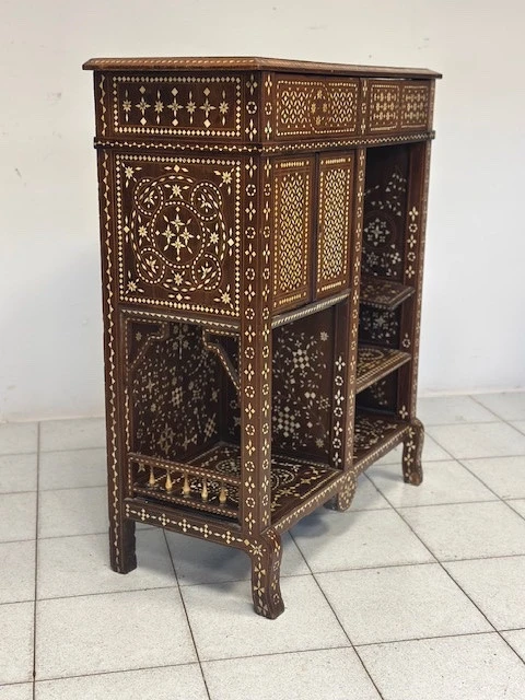 Credenza intarsiata alla maniera di Adriano Brambilla . Milano fine XIX secolo
