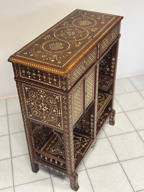 Credenza intarsiata alla maniera di Adriano Brambilla . Milano fine XIX secolo