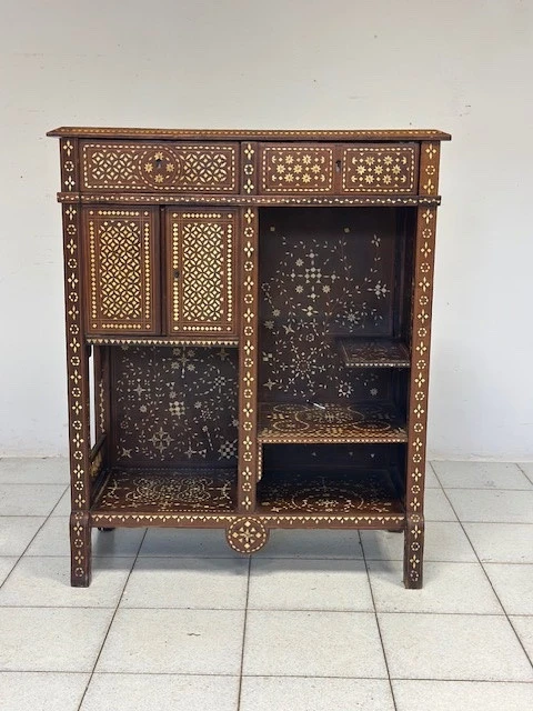 Credenza intarsiata alla maniera di Adriano Brambilla . Milano fine XIX secolo
