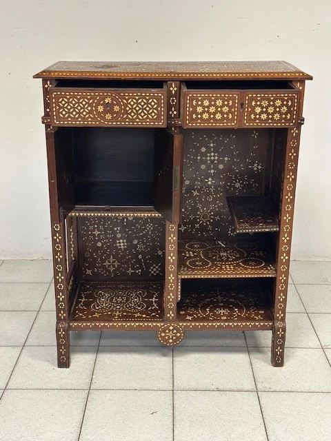 Credenza intarsiata alla maniera di Adriano Brambilla . Milano fine XIX secolo