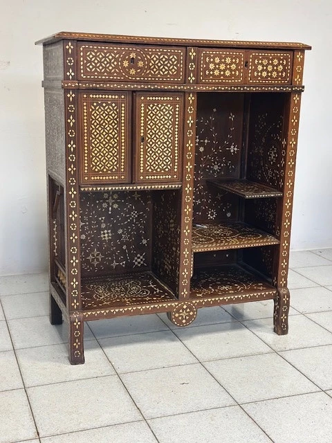 Credenza intarsiata alla maniera di Adriano Brambilla . Milano fine XIX secolo