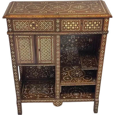Credenza intarsiata alla maniera di Adriano Brambilla . Milano fine XIX secolo