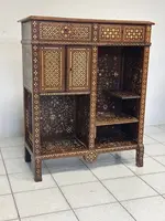 Credenza intarsiata alla maniera di Adriano Brambilla . Milano fine XIX secolo