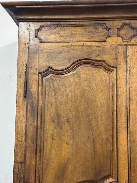 Armadio provenzale in noce . XVIII secolo ( restaurato )